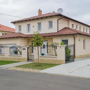 aura-apartman.hotels-hajduszoboszlo-hungary.com/